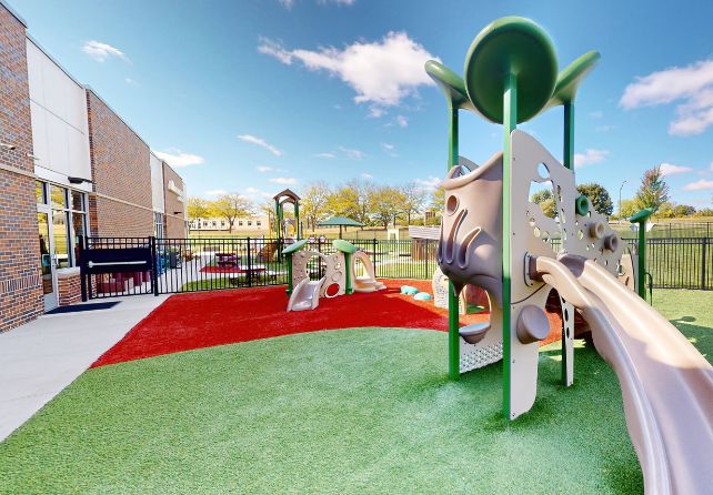 http://New%20Horizon%20Academy%20playground%20in%20Johnston,%20Iowa